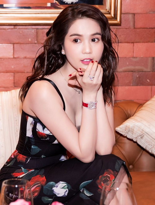 Mỹ nhân Trà Vinh không ngại chi 1,3 tỷ đồng để rước về mẫu đồng hồ dây đỏ của Chopard, mặt tròn nhỏ đính kim cương viền xung quanh rất tinh tế. Ảnh: FB