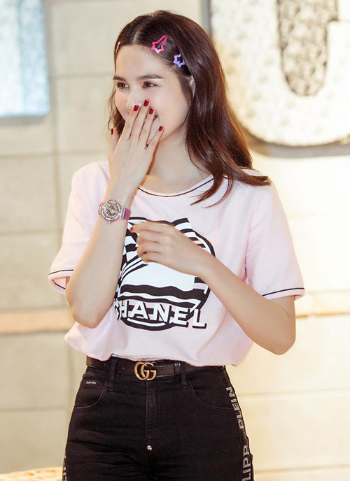 Ngoài ra, chiếc Hublot màu hồng cũng không phải dạng vừa. Người đẹp cho biết cô phải lùng cả tháng trời và chi đến 1,5 tỷ đồng để sở hữu món đồ này.