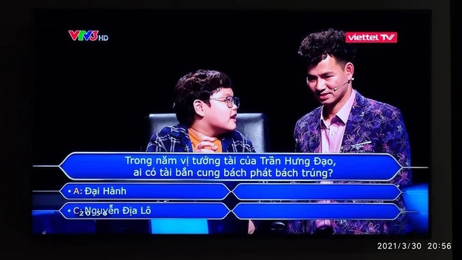 Ở câu hỏi thứ 12, Bi Béo được xuất hiện trên ghế nóng để trợ giúp bố Xuân Bắc khi anh vướng mắc ở câu hỏi về lịch sử. Và không phụ sự mong đợi, cậu bé đã giúp ông bố nổi tiếng vượt qua câu hỏi khó. Ảnh chụp màn hình Ở câu hỏi thứ 12, Bi Béo được xuất hiện trên ghế nóng để trợ giúp bố Xuân Bắc khi anh vướng mắc ở câu hỏi về lịch sử. Và không phụ sự mong đợi, cậu bé đã giúp ông bố nổi tiếng vượt qua câu hỏi khó. Ảnh chụp màn hình