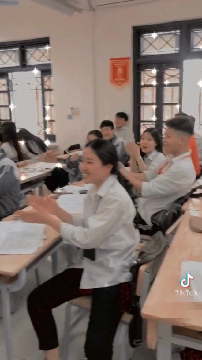 Cả lớp bật nhạc thất tình để an ủi bạn vừa chia tay người yêu, biểu cảm của cô giáo đứng bên cửa sổ gây chú ý - Ảnh 1 Cả lớp bật nhạc thất tình để an ủi bạn vừa chia tay người yêu, biểu cảm của cô giáo đứng bên cửa sổ gây chú ý - Ảnh 1