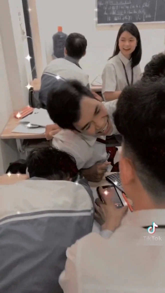 Đừng thất tình khi lũ bạn quanh mình đông và có tính cà khịa nhé, Chúng nó không động viên khóc lóc cùng đâu mà sẽ cười vào mặt mình đấy! Ảnh cắt clip Đừng thất tình khi lũ bạn quanh mình đông và có tính cà khịa nhé, Chúng nó không động viên khóc lóc cùng đâu mà sẽ cười vào mặt mình đấy! Ảnh cắt clip