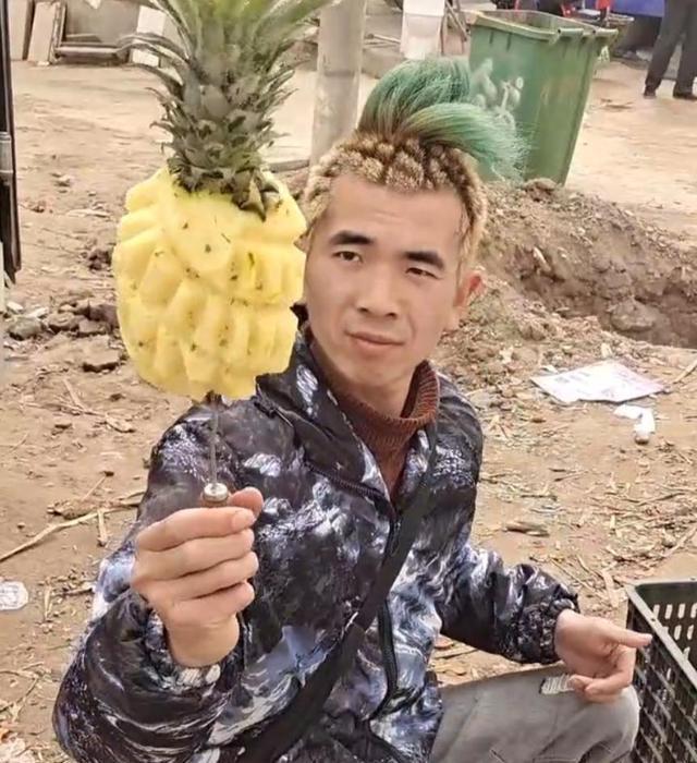 Nhờ tạo hình mới lạ mà anh chàng này cũng đã thu hút được nhiều người tiêu dùng mua dứa. Ảnh cắt clip