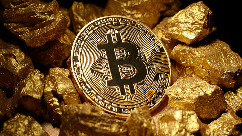 Các nhà đầu tư Bitcoin từ lâu đã xem đồng tiền mã hóa này là một dạng 'vàng kỹ thuật số'. Giá trị của vàng và Bitcoin đều được hỗ trợ bởi tính khan hiếm. Vàng bị hạn chế bởi nguồn cung vật chất và khó khai thác. Trong khi đó, Bitcoin được giới hạn ở mức 21 triệu đơn vị do mã nguồn. Ảnh minh hoạ Các nhà đầu tư Bitcoin từ lâu đã xem đồng tiền mã hóa này là một dạng 'vàng kỹ thuật số'. Giá trị của vàng và Bitcoin đều được hỗ trợ bởi tính khan hiếm. Vàng bị hạn chế bởi nguồn cung vật chất và khó khai thác. Trong khi đó, Bitcoin được giới hạn ở mức 21 triệu đơn vị do mã nguồn. Ảnh minh hoạ