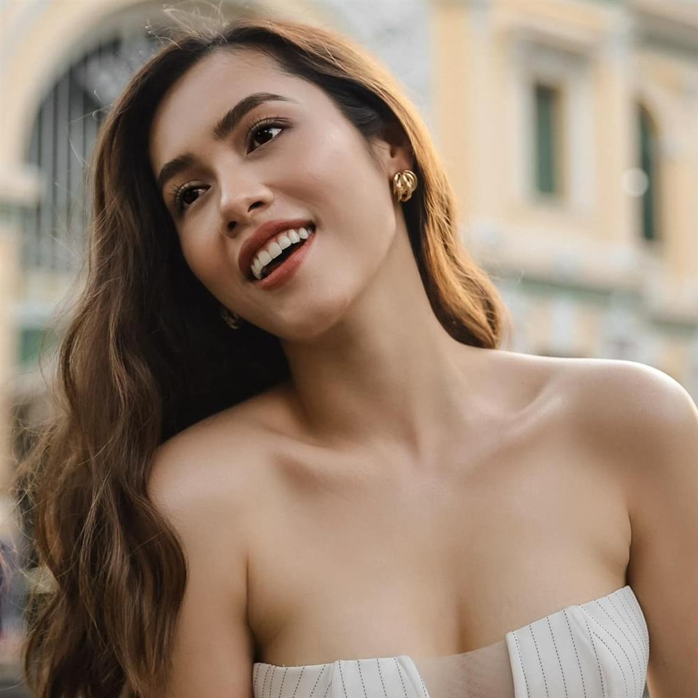 Dù có cơ hội tham dự cả hai đấu trường nhan sắc lớn nhất hành tinh, song Hoàng My không ghi được thành tích.