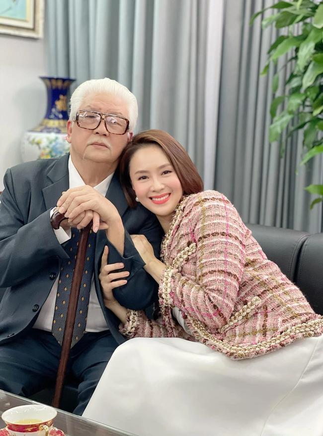 Châu hội ngộ ông nội. Ảnh: FB Châu hội ngộ ông nội. Ảnh: FB