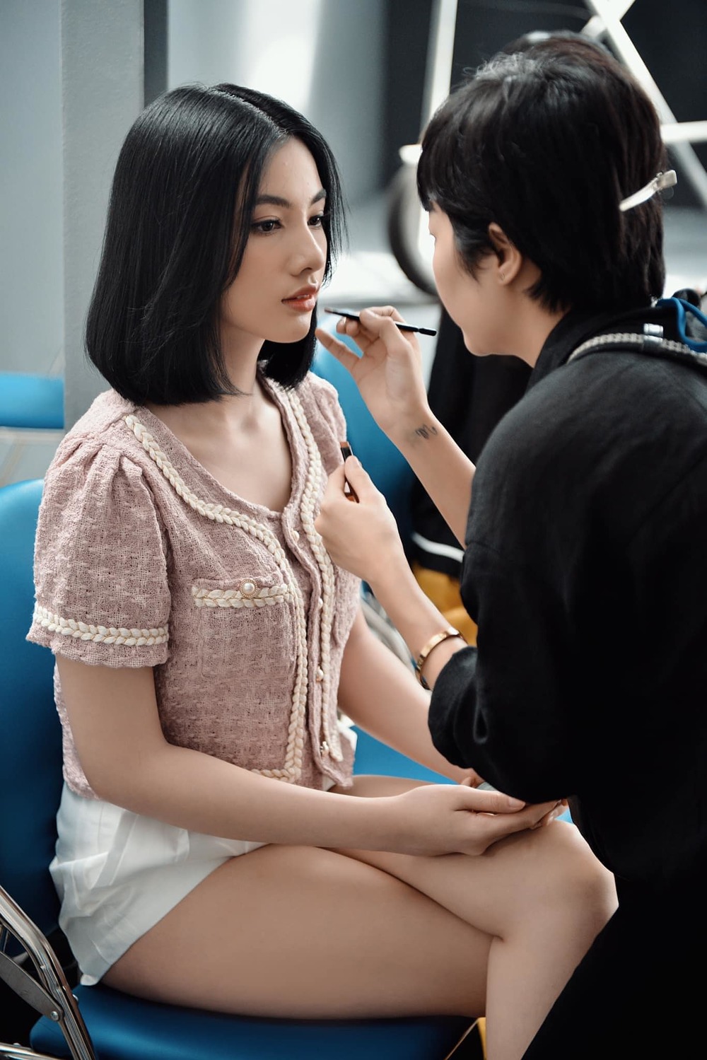 Phản ứng của tình trẻ ông bầu Đức Huy khi được mời đi 'se duyên' trá hình với giá 16.000USD - Ảnh 1