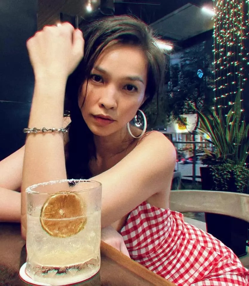 Trong loạt ảnh mới đăng tải, nữ ca sĩ sinh năm 1981 không chỉ thoải mái tạo dáng theo phong cách trẻ trung, cô còn thể hiện rõ sự tự tin qua biểu cảm trên gương mặt. Ảnh: FB