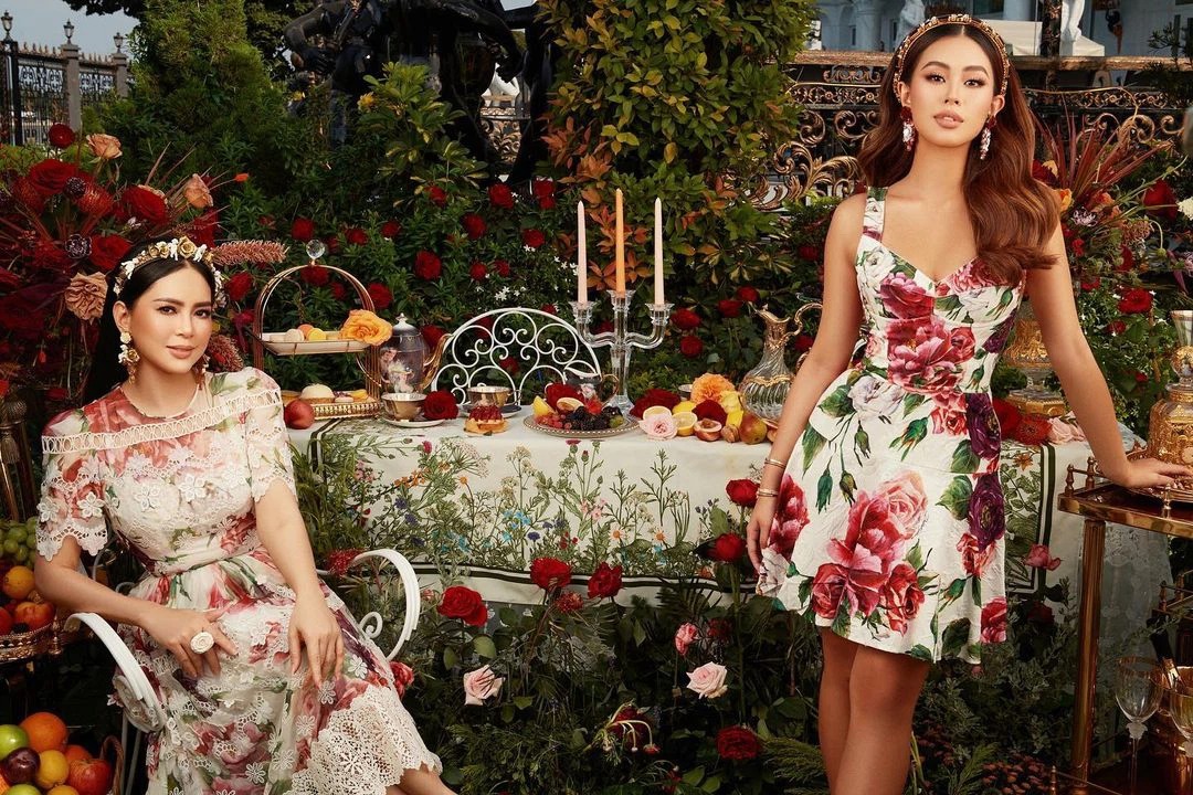 Có lẽ thời gian đã bỏ quên mất nhan sắc của vị phu nhân hào môn này mất rồi. Khi đứng chụp cùng Tiên Nguyễn, cả 2 chẳng khác gì 2 chị em.