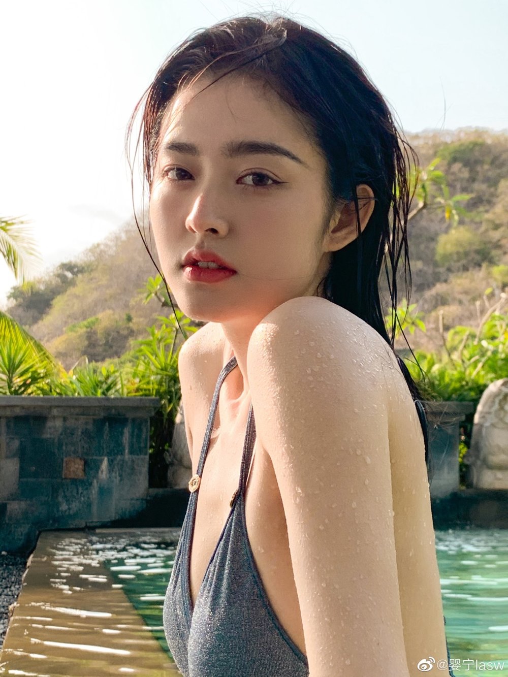 Cô nàng ưa thích phong cách nữ tính, quyến rũ và rất biết cách tạo dáng, thể hiện thần thái khi chụp hình.