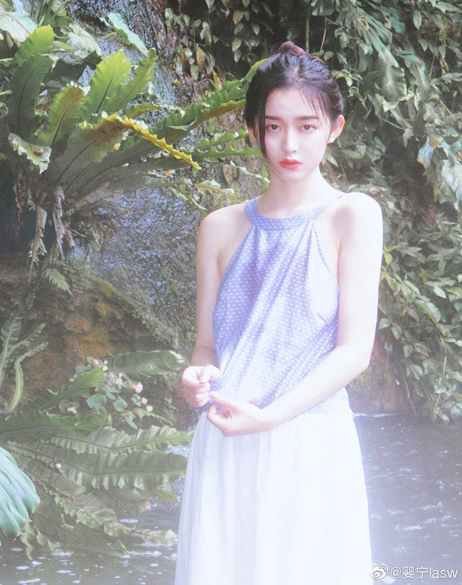 Khi diễn 'mặt lạnh', cô cũng trông cuốn hút, ấn tượng.