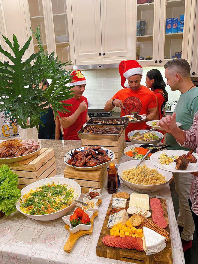 Hà Tăng khoe tiệc cuối tuần của gia đình hào môn, toàn hải sản xịn nhìn phát thèm