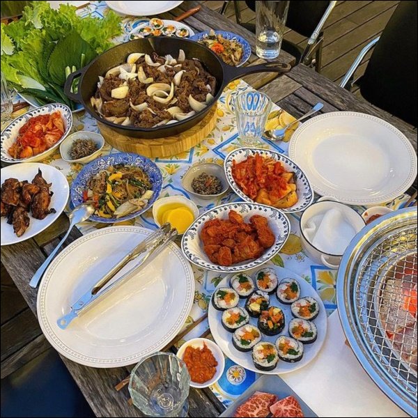 Hà Tăng khoe tiệc cuối tuần của gia đình hào môn, toàn hải sản xịn nhìn phát thèm