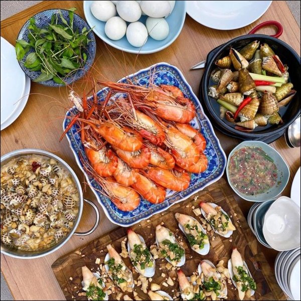 Hà Tăng khoe tiệc cuối tuần của gia đình hào môn, toàn hải sản xịn nhìn phát thèm