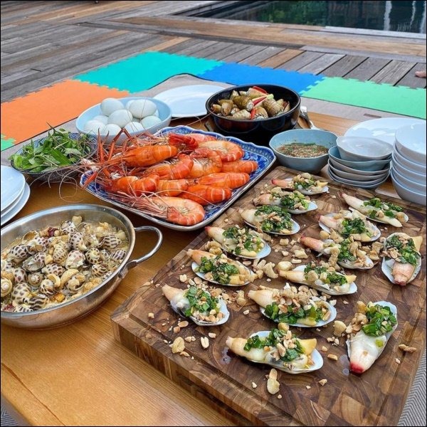 Món tủ của gia đình Hà Tăng là môn là ốc hương xào bơ tỏi. Ốc hương có giá thành khá cao so với các loại hải sản khác, lớp vỏ có vân màu bắt mắt. Ảnh: FB