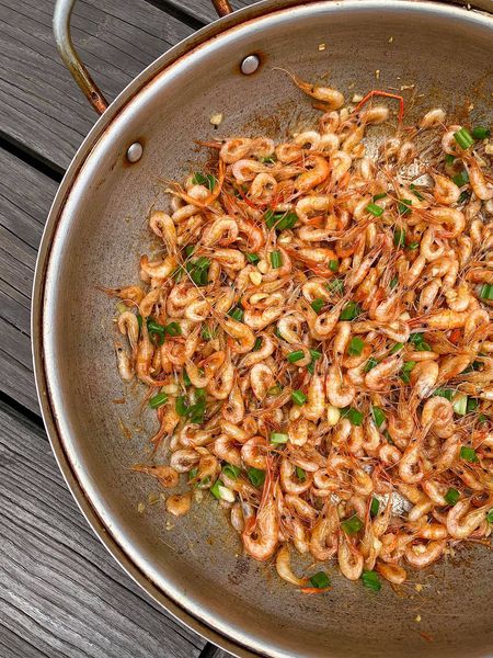 Ngoài những màn trổ tài nấu ăn xuất sắc, 'chuẩn nhà hàng', nàng dâu đảm đang nhà tỷ phú Johnathan Hạnh Nguyễn liên tục thể hiện tài bếp núc từ các món truyền thống, bình dân của Việt Nam khiến ai cũng phải xuýt xoa.