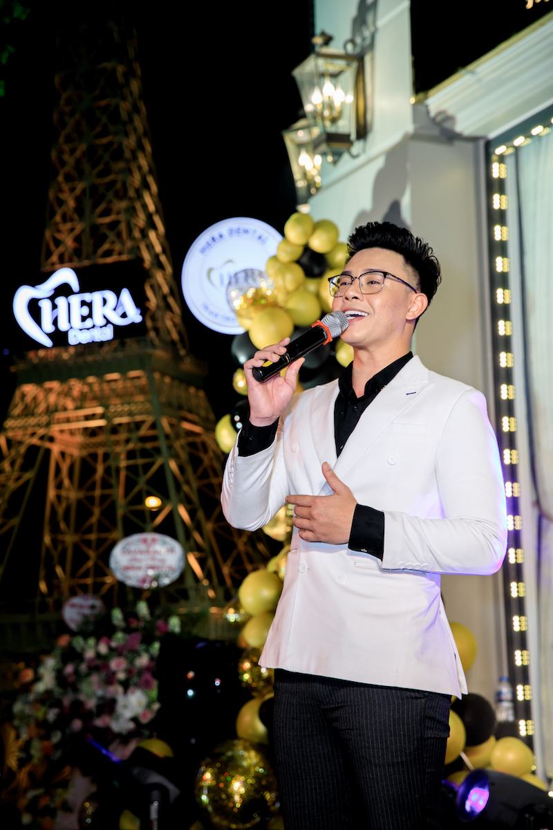 Ca sĩ Đông Hùng cháy hết mình cùng ca khúc “You raise me up”.