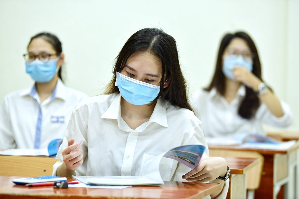 Thí sinh bị đình chỉ thi phải nộp bài thi, đề thi, giấy nháp cho cán bộ coi thi, phải ra khỏi phòng thi ngay sau khi có quyết định và chỉ được rời khỏi khu vực thi khi hết thời gian của buối thi. Thí sinh bị đình chỉ thi năm nào sẽ bị hủy kết quả toàn bộ các bài thi/môn thỉ trong kỳ thi năm đó. Ảnh minh hoạ Thí sinh bị đình chỉ thi phải nộp bài thi, đề thi, giấy nháp cho cán bộ coi thi, phải ra khỏi phòng thi ngay sau khi có quyết định và chỉ được rời khỏi khu vực thi khi hết thời gian của buối thi. Thí sinh bị đình chỉ thi năm nào sẽ bị hủy kết quả toàn bộ các bài thi/môn thỉ trong kỳ thi năm đó. Ảnh minh hoạ