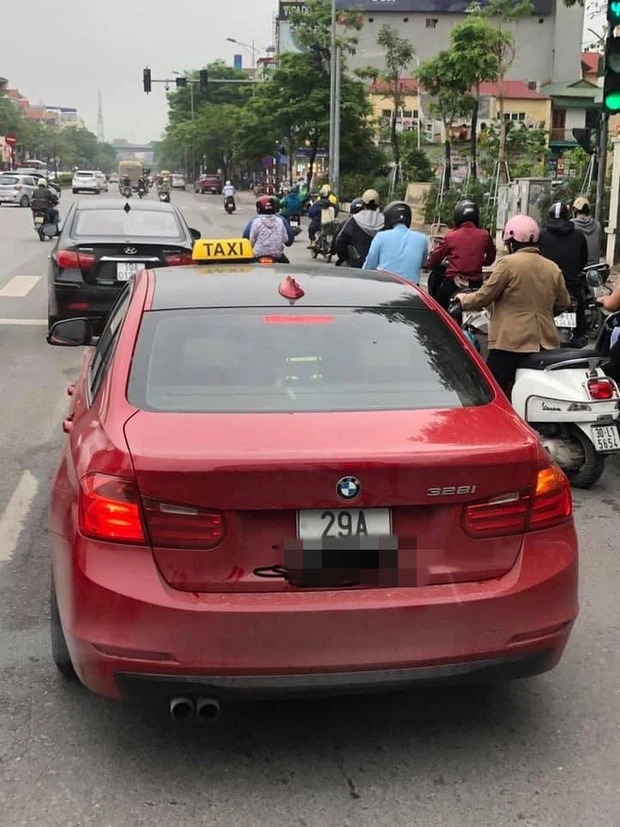 Sự thực về chiếc BMW tiền tỉ gắn biển taxi chạy trên phố Hà Nội khiến người đi đường 'lác mắt'