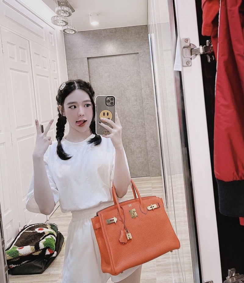 Giống như chồng, Vân Tiny cũng có sở thích chơi hàng hiệu có tiếng. Cô thường xuyên khiến dân mạng trầm trồ khi chụp ảnh tại góc phòng chứa nhiều món hàng hiệu đến từ những nhà mốt đình đám trên thế giới như Louis Vuitton, Hermes, Chanel, Balenciaga,... Giống như chồng, Vân Tiny cũng có sở thích chơi hàng hiệu có tiếng. Cô thường xuyên khiến dân mạng trầm trồ khi chụp ảnh tại góc phòng chứa nhiều món hàng hiệu đến từ những nhà mốt đình đám trên thế giới như Louis Vuitton, Hermes, Chanel, Balenciaga,...