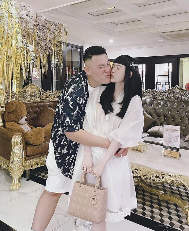 Hot girl Vân Tiny một bước đến với cuộc sống nhung lụa kể từ khi chính thức trở thành vợ của rich kid đình đám nhất Sài thành. Ảnh: FB Hot girl Vân Tiny một bước đến với cuộc sống nhung lụa kể từ khi chính thức trở thành vợ của rich kid đình đám nhất Sài thành. Ảnh: FB