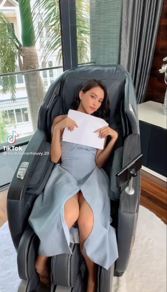 Khi ngồi, chiếc váy phản chủ khiên Tiểu Vy rất dễ rơi vào hoàn cảnh trớ trêu. Ảnh cắt clip