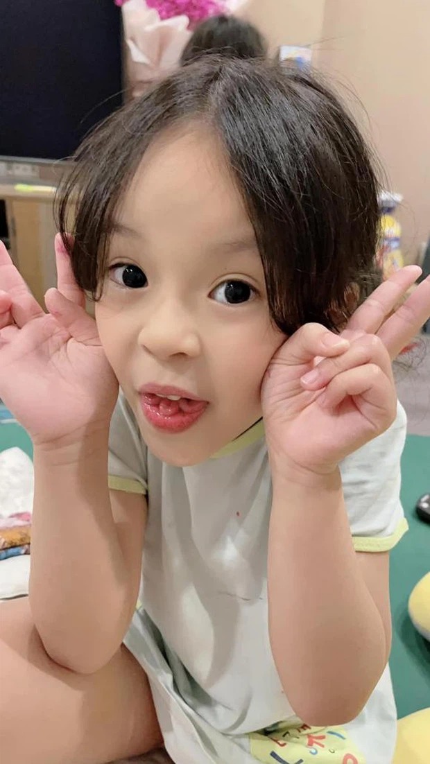 Con gái Hồng Đăng có thể uốn lưỡi thành hình cánh hoa. Đây là một khả năng vô cùng đặc biệt mà không phải ai cũng có thể làm được. Ảnh: FB Con gái Hồng Đăng có thể uốn lưỡi thành hình cánh hoa. Đây là một khả năng vô cùng đặc biệt mà không phải ai cũng có thể làm được. Ảnh: FB
