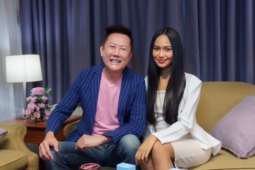 Nawat Issara Kraisil - Chủ tịch Miss Grand International và Han Lay đã có buổi họp báo với truyền thông để bàn về vấn đề của cô. Nawat Issara Kraisil - Chủ tịch Miss Grand International và Han Lay đã có buổi họp báo với truyền thông để bàn về vấn đề của cô.
