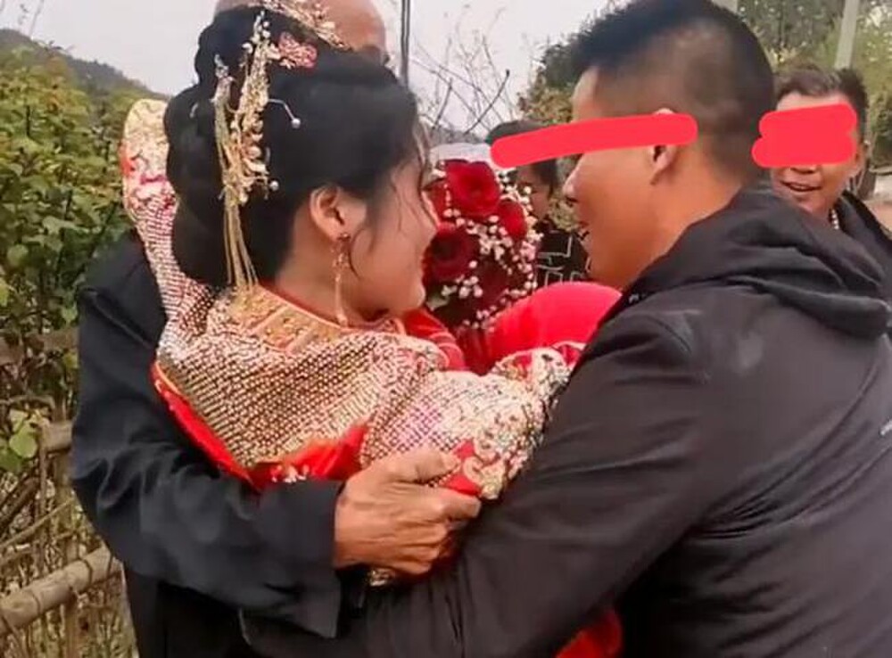 Nhiều ý kiến cho rằng, bố chú rể có thể dắt con dâu mới vào nhà, vừa đỡ vất vả, phù hợp với lễ nghi lại trông đỡ chướng mắt.