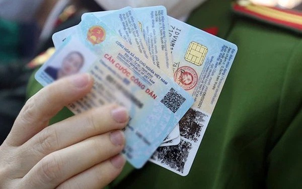 Theo Thông tư số 112/2020 của Bộ Tài chính, từ nay đến 30/6, công dân chuyển từ CMND 9 số, 12 số hay CCCD mã vạch sang CCCD gắn chip thì mức thu lệ phí từ 30.000 đồng/thẻ căn cước giảm còn 15.000 đồng. Ảnh minh hoạ Theo Thông tư số 112/2020 của Bộ Tài chính, từ nay đến 30/6, công dân chuyển từ CMND 9 số, 12 số hay CCCD mã vạch sang CCCD gắn chip thì mức thu lệ phí từ 30.000 đồng/thẻ căn cước giảm còn 15.000 đồng. Ảnh minh hoạ