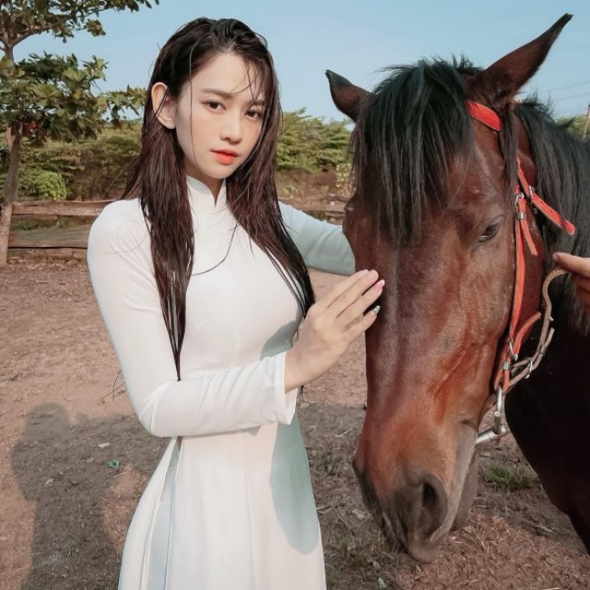 Từng được mệnh danh là 'cái bóng' của Ngọc Trinh trong một vài bức ảnh với phong cách tạo dáng 'nhức mắt', Lê Bống cũng vướng vài nhiều chỉ trích. 