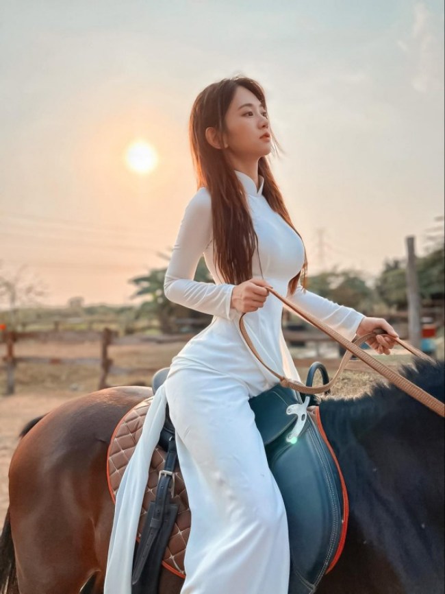 ...Lê Bống cũng là cái tên 'thị phi' khi mới đây cô gây ra loạt tranh cãi ồn ào vì diện trang phục lạc quẻ.