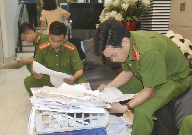 Nhiều tài liệu tại nhà bà Trà bị thu giữ. Ảnh: C.A. Nhiều tài liệu tại nhà bà Trà bị thu giữ. Ảnh: C.A.