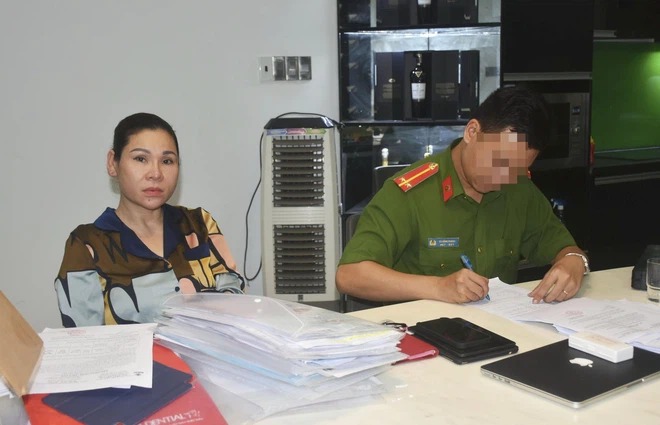 Bà Trà làm việc với cơ quan điều tra. Ảnh: VNE Bà Trà làm việc với cơ quan điều tra. Ảnh: VNE