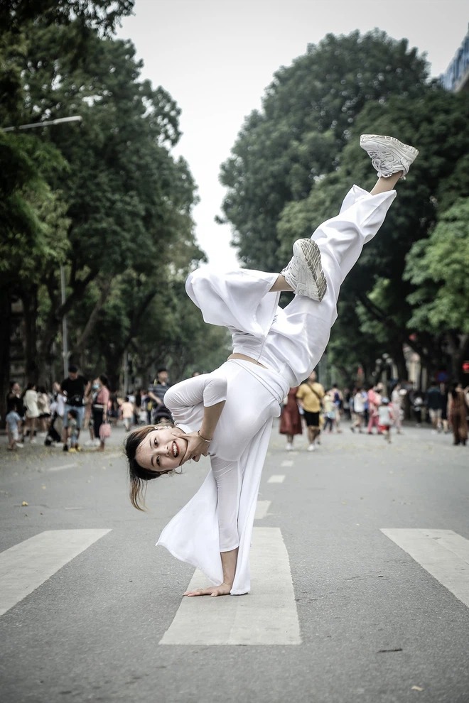 Áo dài mang giày nhảy múa thấy cũng được đấy chứ! Ảnh: FB