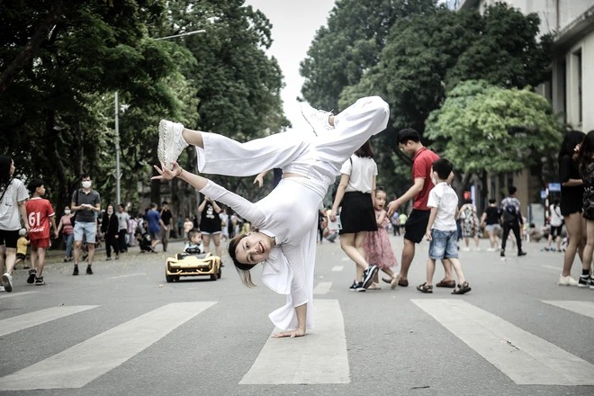 Hot girl mặc áo dài, đi sneaker nhảy hip-hop trên phố đi bộ Hà Nội lên tiếng về bộ ảnh làm nhiều người 'khó chịu' - Ảnh 1