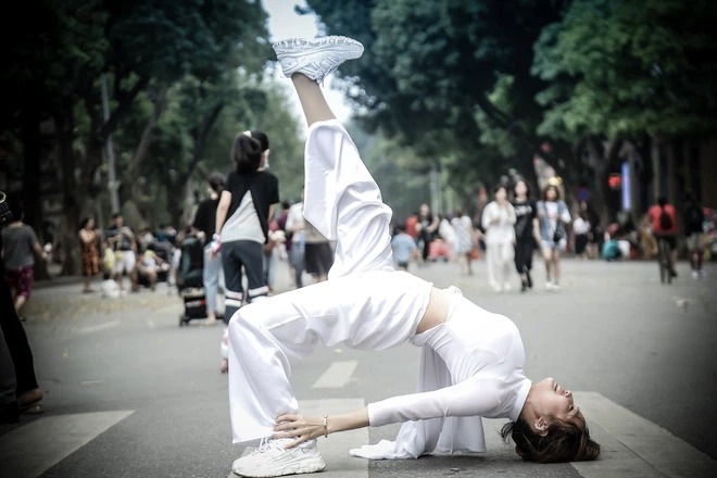 Nhiều ý kiến cho rằng sự kết hợp này chẳng liên quan và cũng không ít bình luận khen ngợi vì quá đỗi dễ thương. Ảnh: FBNV