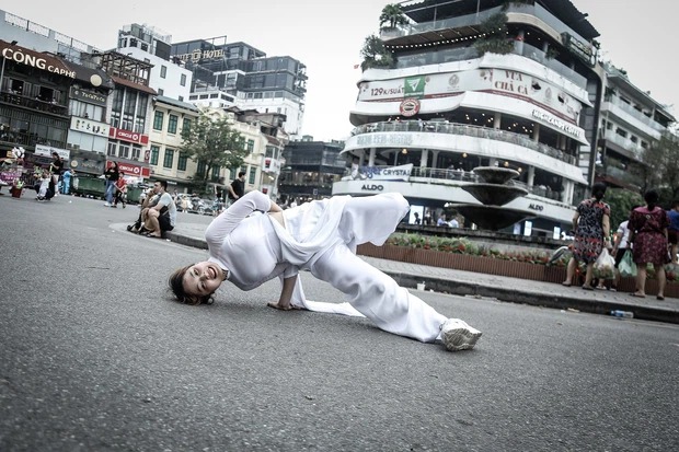 Không ít ý kiến cho rằng, áo dài là trang phục truyền thống, là đại diện cho người Việt Nam nên không thể chụp quốc phục mà tạo kiểu như vậy được. Ảnh: FBNV