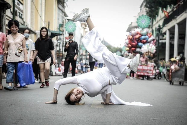 Nhiều người qua đường cười thích thú trước hình ảnh của 9X Hà thành.