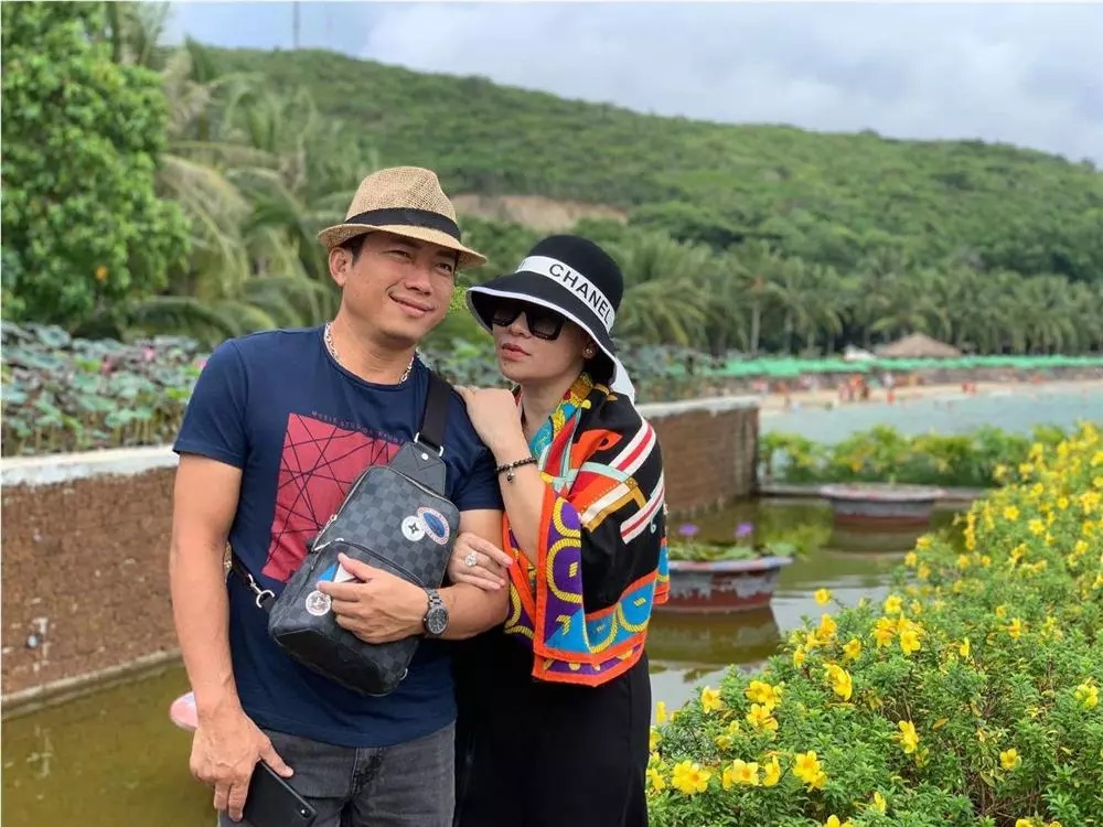 Cả 2 vợ chồng dát đầy đồ hiệu trên người.