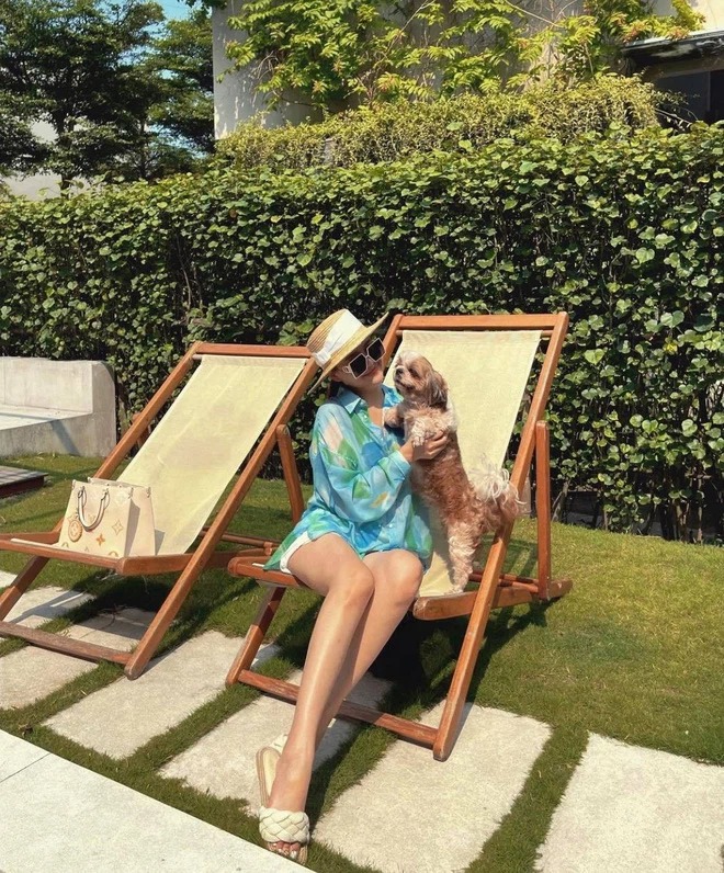 Tối ăn uống sang chảnh, sáng ra tắm nắng cực chill rồi vui đùa cùng thú cưng, cuộc sống của mẹ bầu Phanh Lee khiến nhiều người mơ ước.