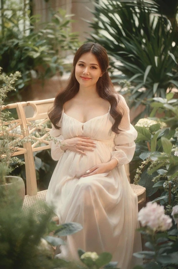 Cũng như bao cô con dâu hào môn khác, bầu bí không hề làm khó được nhan sắc của Phanh Lee. Ảnh: FB