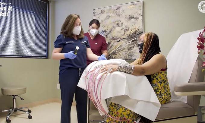 Chọn phòng khám da liễu ở thành phố Fort Worth, bà Ayanna được các nhân viên sử dụng máy chạy điện để cắt. Ảnh: CNN Chọn phòng khám da liễu ở thành phố Fort Worth, bà Ayanna được các nhân viên sử dụng máy chạy điện để cắt. Ảnh: CNN