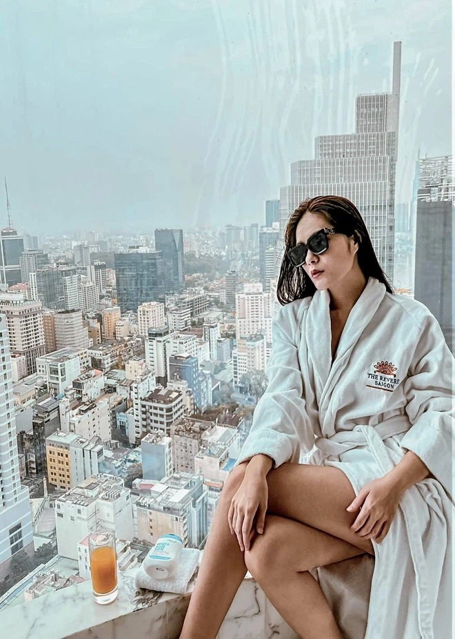 Hình ảnh đi du lịch sang chảnh, diện đồ hiệu từ đầu đến chân khiến người hâm mộ không khỏi xuýt xoa. Hình ảnh đi du lịch sang chảnh, diện đồ hiệu từ đầu đến chân khiến người hâm mộ không khỏi xuýt xoa.