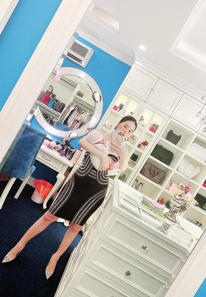 Cuộc sống như bà hoàng của Di Băng khiến nhiều chị em chỉ biết ước. Cuộc sống như bà hoàng của Di Băng khiến nhiều chị em chỉ biết ước.