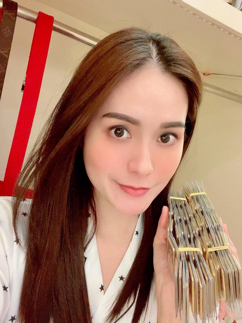Đoàn Di Băng gây choáng khi sắm đến 100 cây vàng trong vía Thần Tài vừa qua. Ảnh: FBNV Đoàn Di Băng gây choáng khi sắm đến 100 cây vàng trong vía Thần Tài vừa qua. Ảnh: FBNV