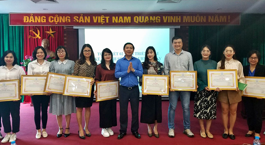 Khen thưởng 10 tập thể có thành tích trong thực hiện Kế hoạch số 174/KH-UBND của UBND thành phố. Khen thưởng 10 tập thể có thành tích trong thực hiện Kế hoạch số 174/KH-UBND của UBND thành phố.