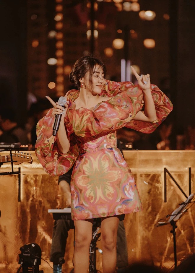Văn Mai Hương bén duyên với showbiz sau khi tham gia cuộc thi Vietnam Idol và dành ngôi vị Á quân. Sở hữu giọng hát nội lực, cùng với gia đình là hậu phương vững chắc trong lĩnh vực âm nhạc, Văn Mai Hương bén duyên với showbiz sau khi tham gia cuộc thi Vietnam Idol và dành ngôi vị Á quân. Sở hữu giọng hát nội lực, cùng với gia đình là hậu phương vững chắc trong lĩnh vực âm nhạc,