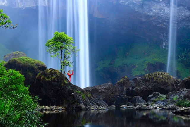 Vóc dáng uyển chuyển của nữ HLV yoga hòa quyện với vẻ đẹp của núi rừng Tây Nguyên đại ngàn.