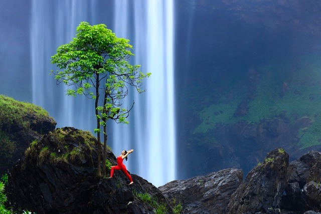 'Nữ thần yoga' trở nên nhỏ bé trước thiên nhiên hùng vỹ.