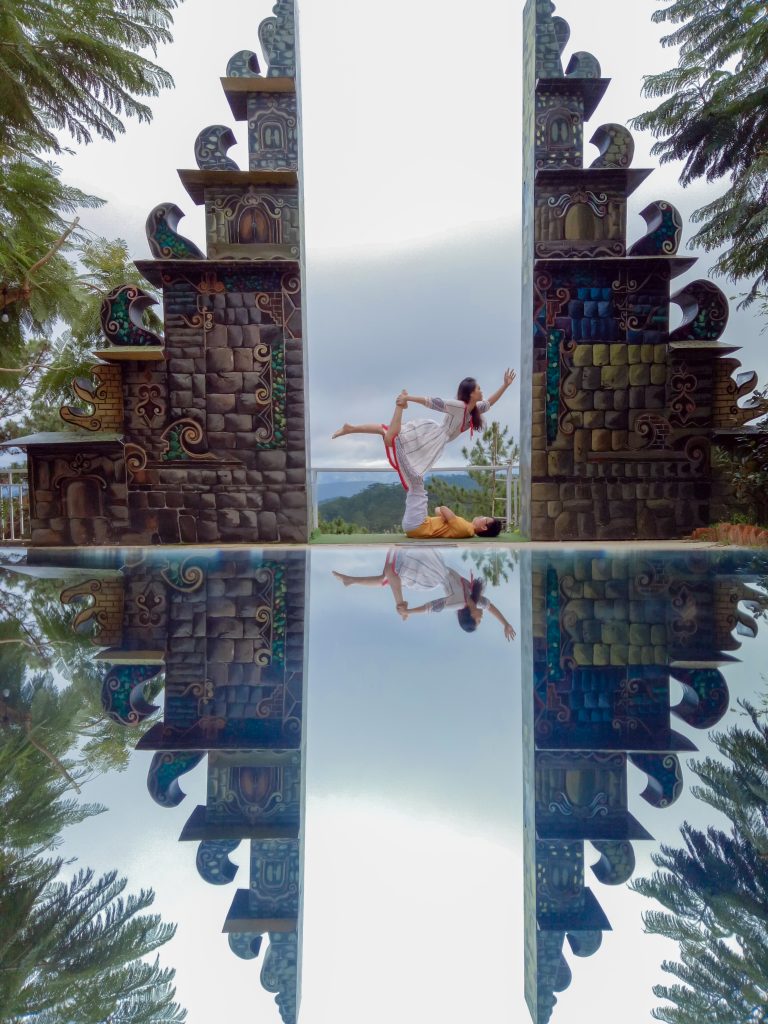 Ngọc Anh và chồng Đặng Kim Ba thực hiện tư thế Acro Yoga nghệ thuật tại Cổng trời Bali Đà Lạt.